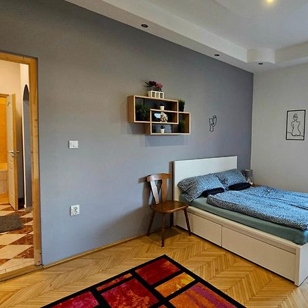 גיור Lovely Central Apartment With Free Parking, Koezponthoz Koezeli 3 Szobas Lakas מראה חיצוני תמונה