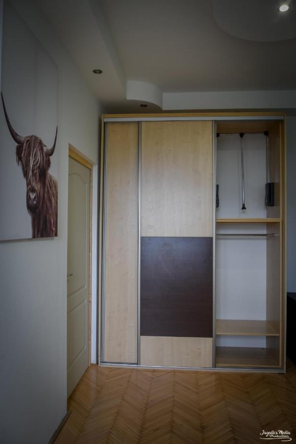 גיור Lovely Central Apartment With Free Parking, Koezponthoz Koezeli 3 Szobas Lakas מראה חיצוני תמונה