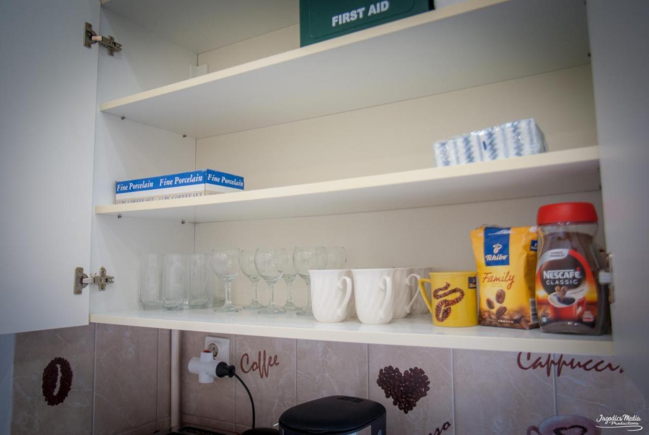 גיור Lovely Central Apartment With Free Parking, Koezponthoz Koezeli 3 Szobas Lakas מראה חיצוני תמונה