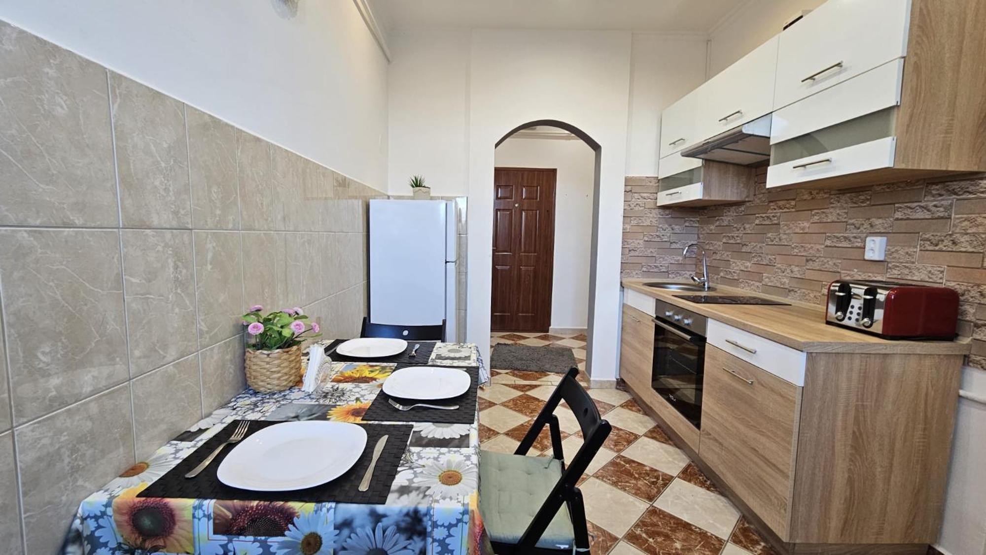 גיור Lovely Central Apartment With Free Parking, Koezponthoz Koezeli 3 Szobas Lakas מראה חיצוני תמונה