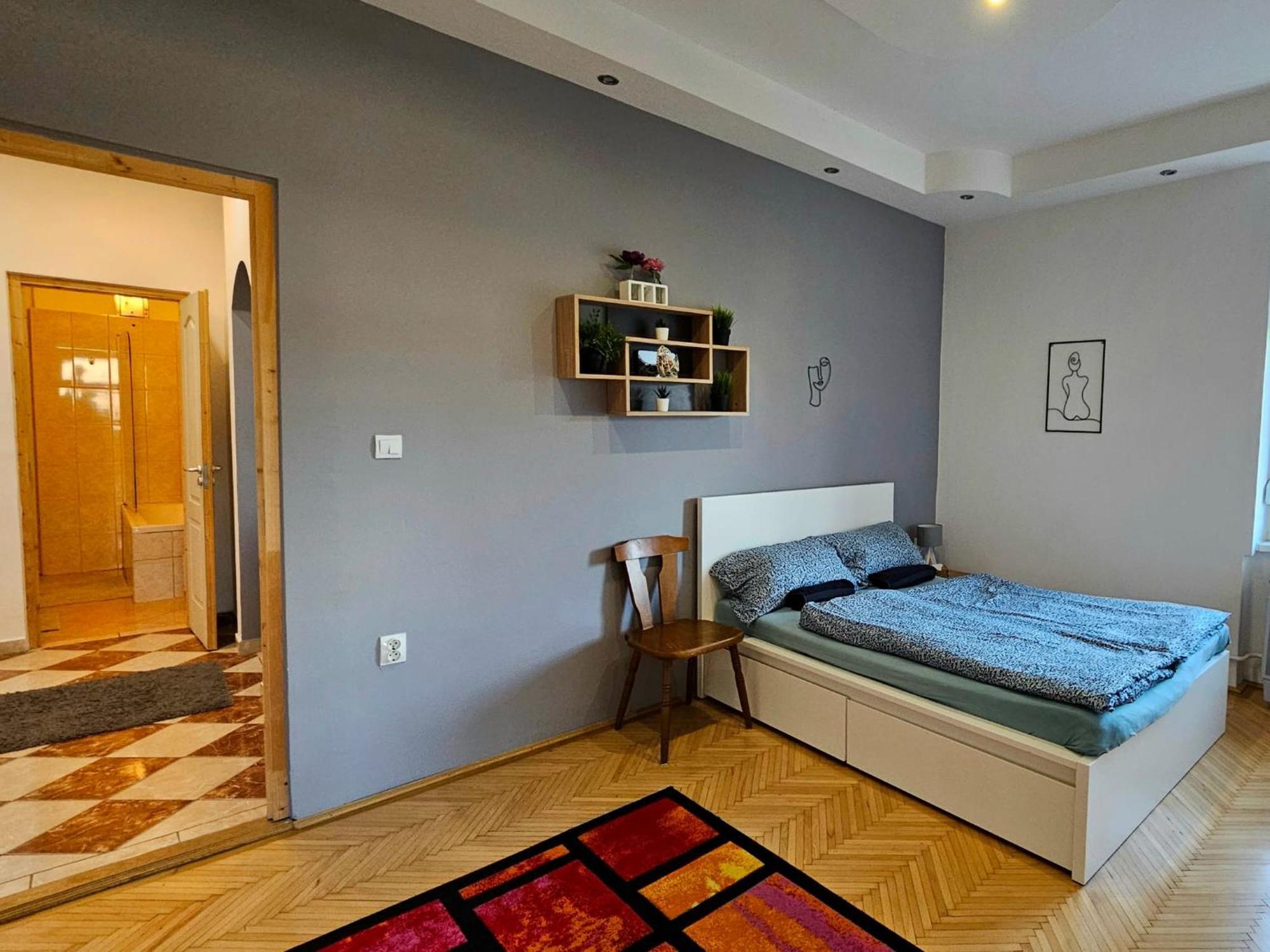 גיור Lovely Central Apartment With Free Parking, Koezponthoz Koezeli 3 Szobas Lakas מראה חיצוני תמונה