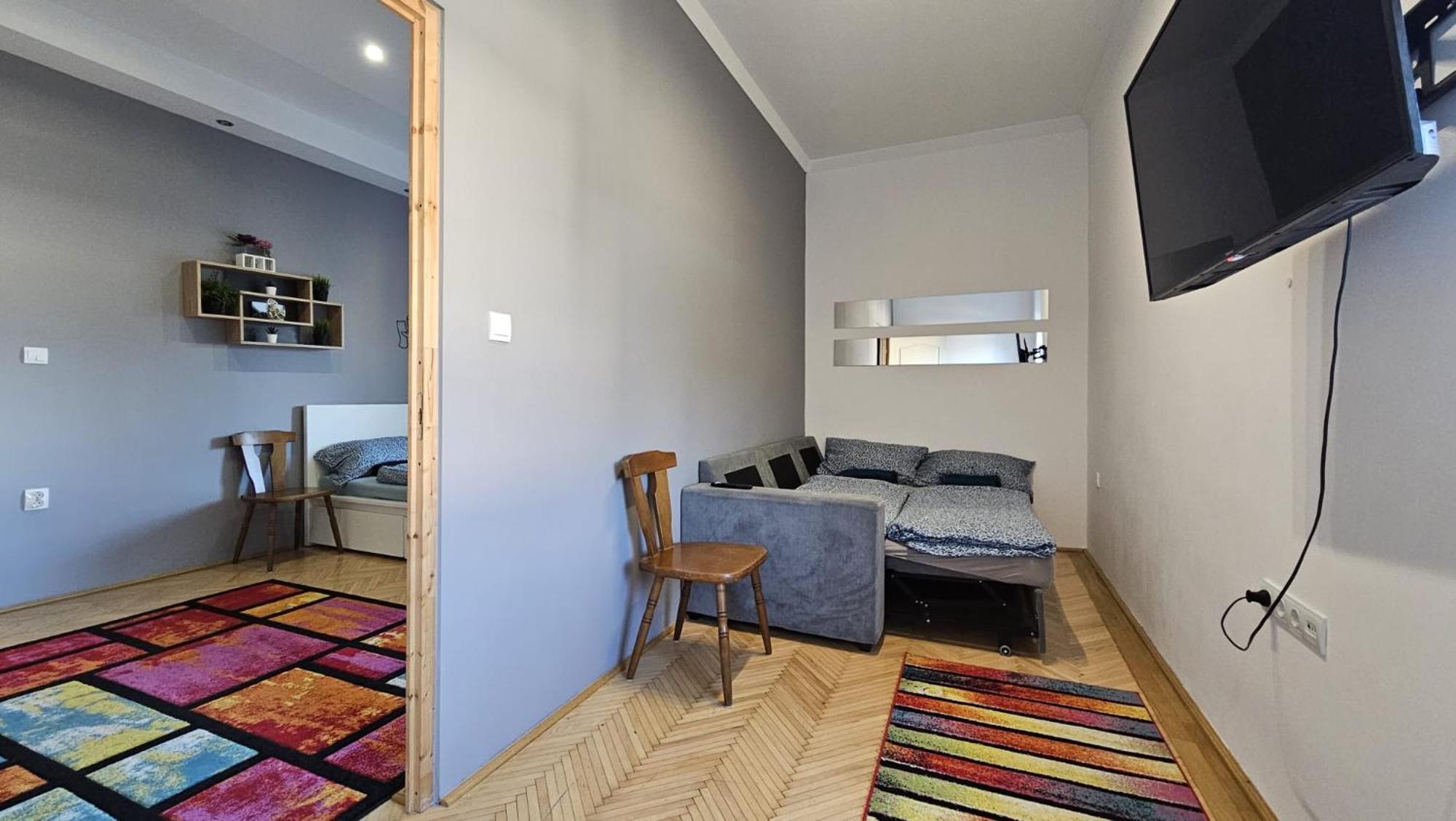 גיור Lovely Central Apartment With Free Parking, Koezponthoz Koezeli 3 Szobas Lakas מראה חיצוני תמונה