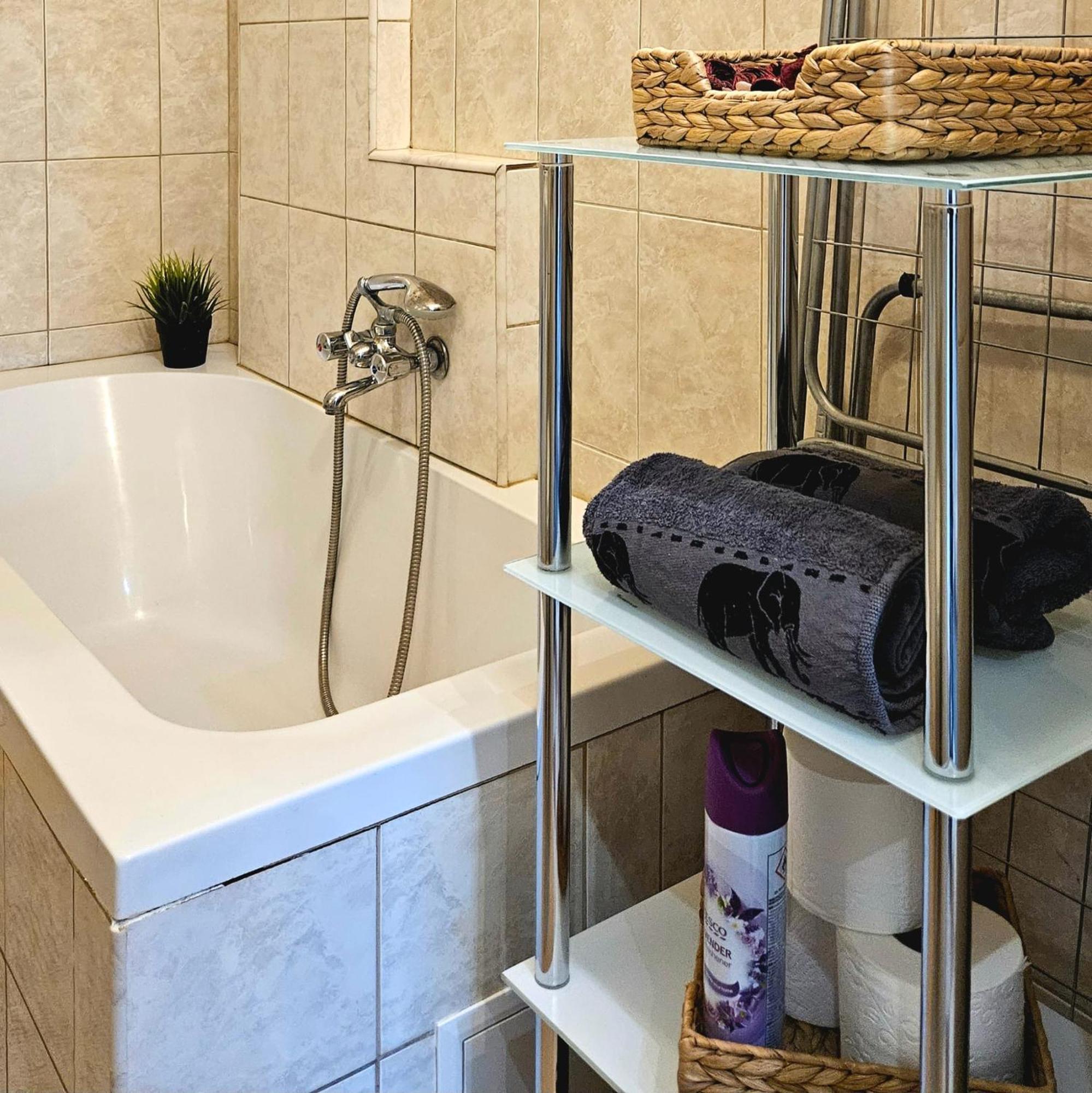 גיור Lovely Central Apartment With Free Parking, Koezponthoz Koezeli 3 Szobas Lakas מראה חיצוני תמונה