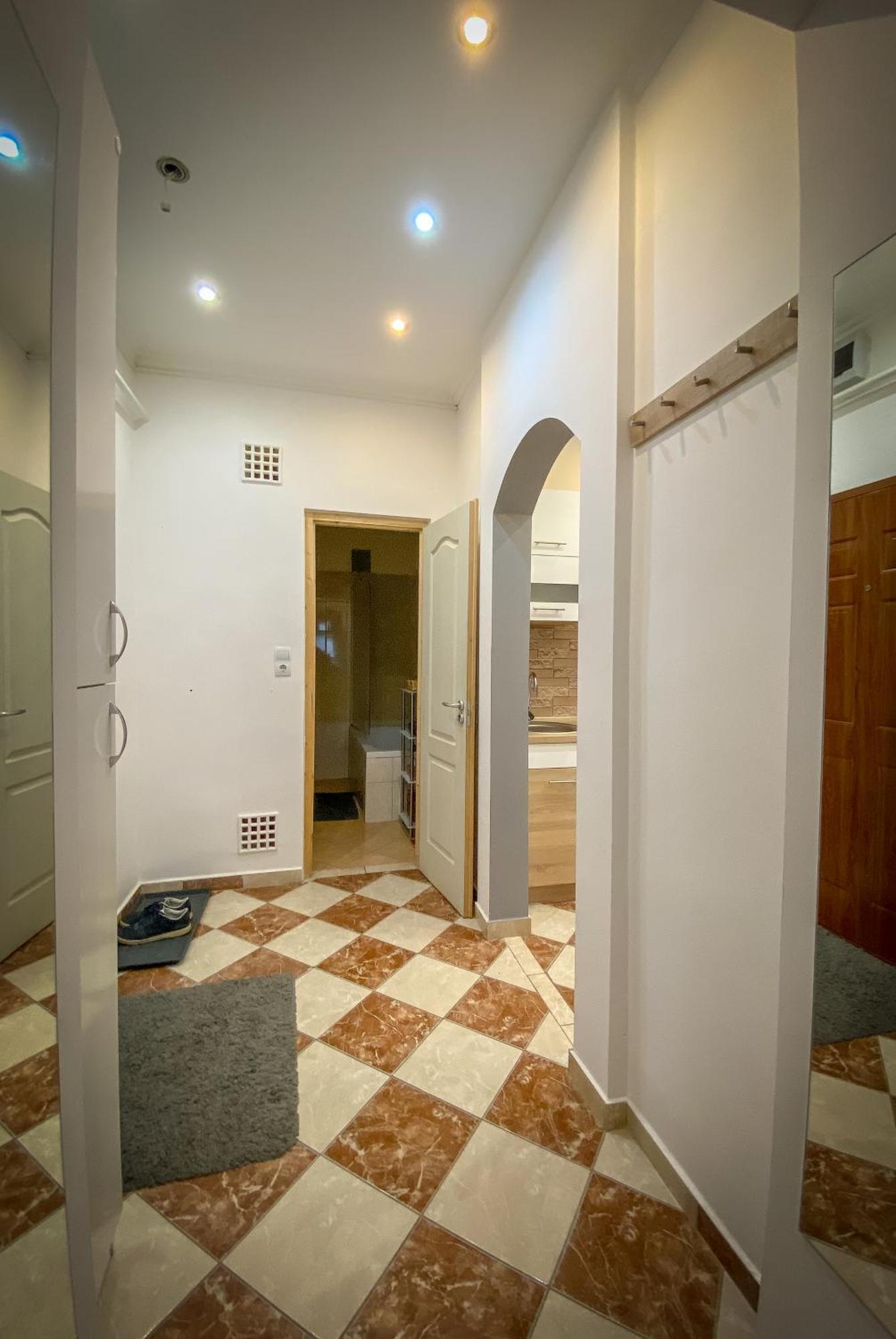גיור Lovely Central Apartment With Free Parking, Koezponthoz Koezeli 3 Szobas Lakas מראה חיצוני תמונה