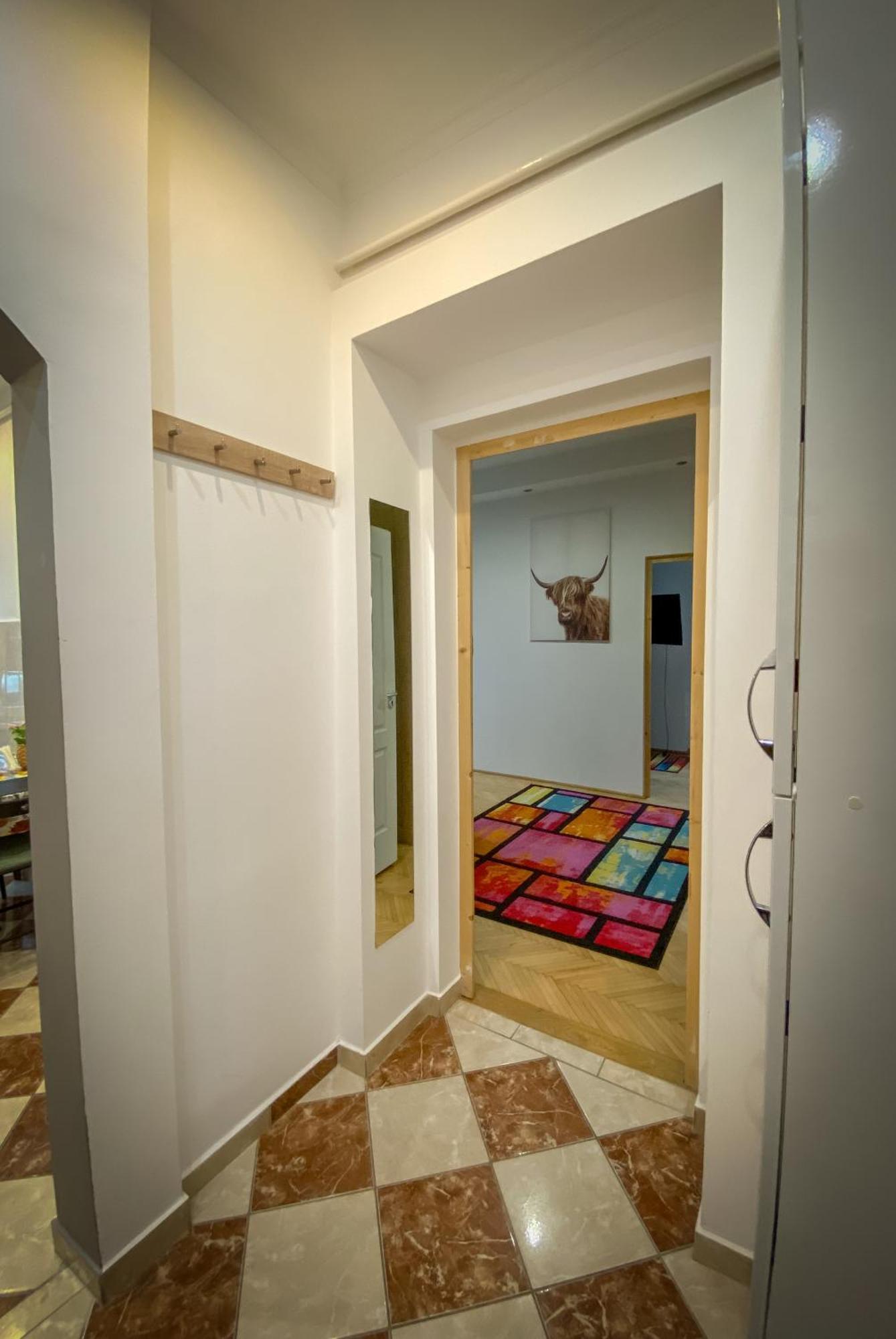 גיור Lovely Central Apartment With Free Parking, Koezponthoz Koezeli 3 Szobas Lakas מראה חיצוני תמונה