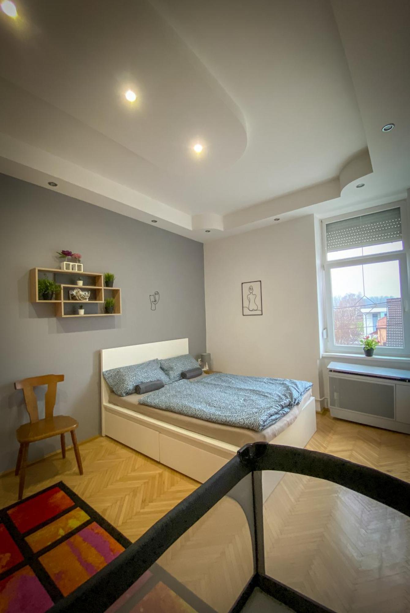 גיור Lovely Central Apartment With Free Parking, Koezponthoz Koezeli 3 Szobas Lakas מראה חיצוני תמונה