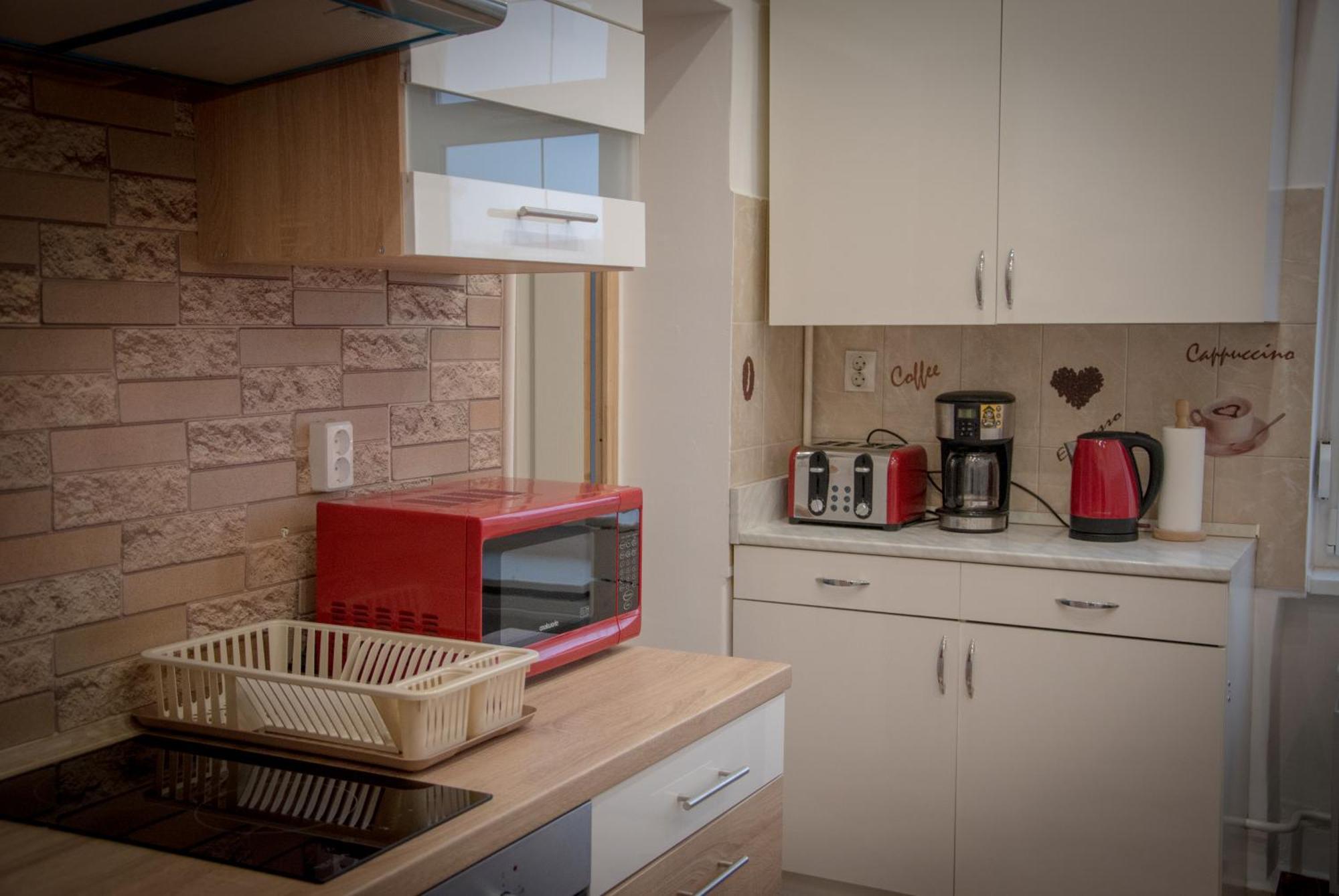 גיור Lovely Central Apartment With Free Parking, Koezponthoz Koezeli 3 Szobas Lakas מראה חיצוני תמונה