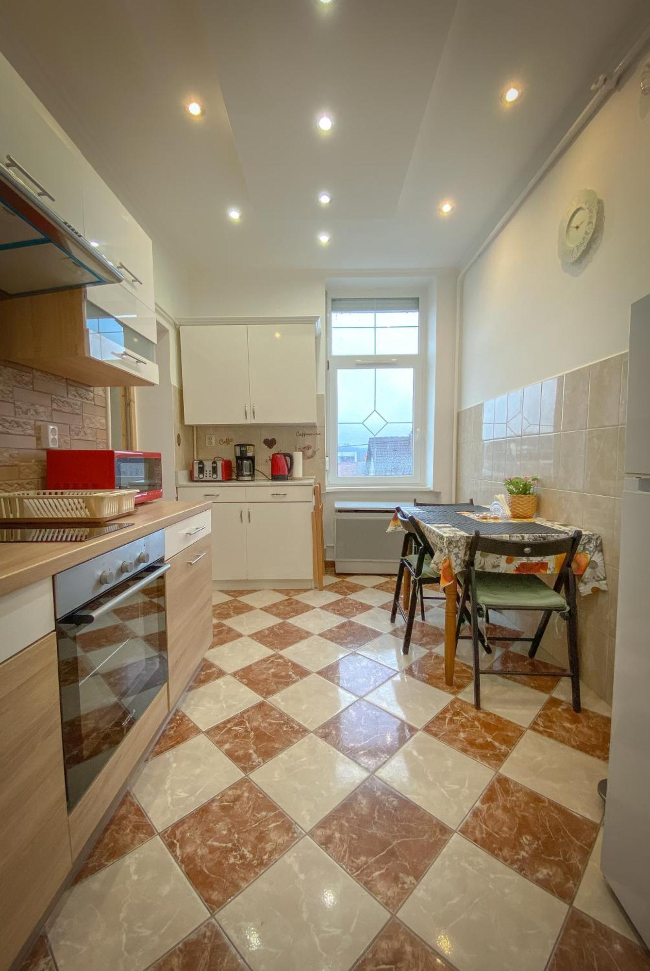 גיור Lovely Central Apartment With Free Parking, Koezponthoz Koezeli 3 Szobas Lakas מראה חיצוני תמונה