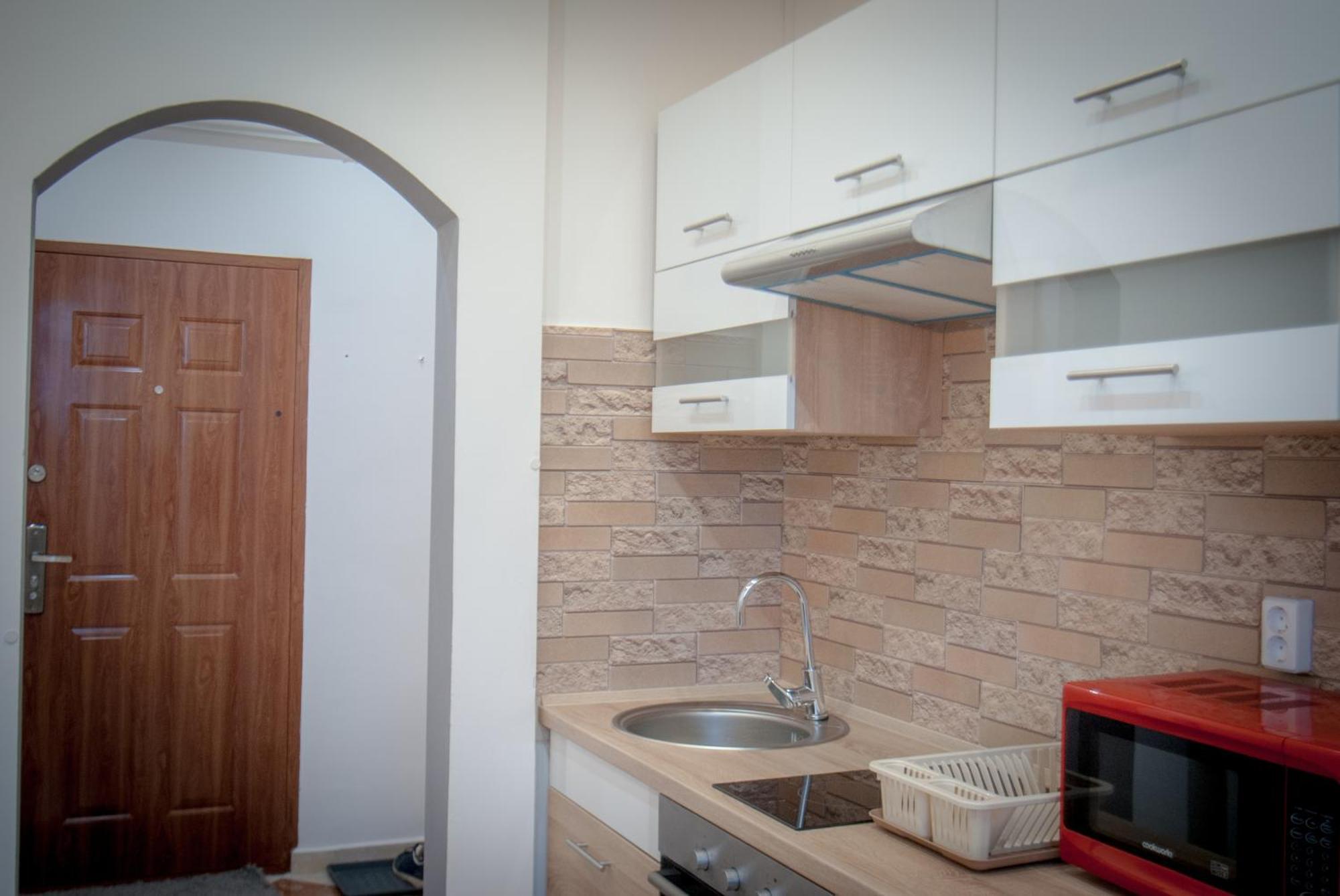 גיור Lovely Central Apartment With Free Parking, Koezponthoz Koezeli 3 Szobas Lakas מראה חיצוני תמונה