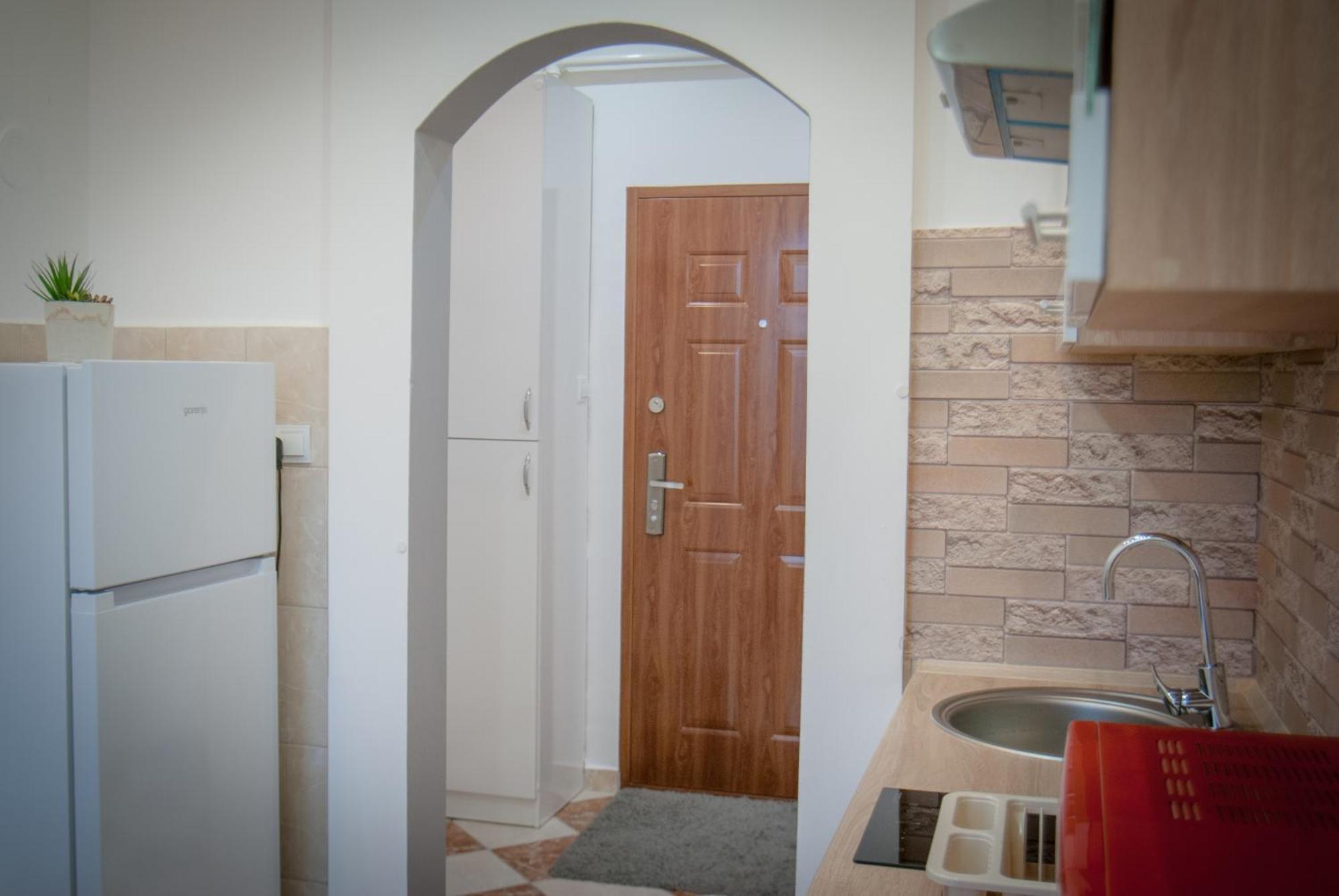 גיור Lovely Central Apartment With Free Parking, Koezponthoz Koezeli 3 Szobas Lakas מראה חיצוני תמונה