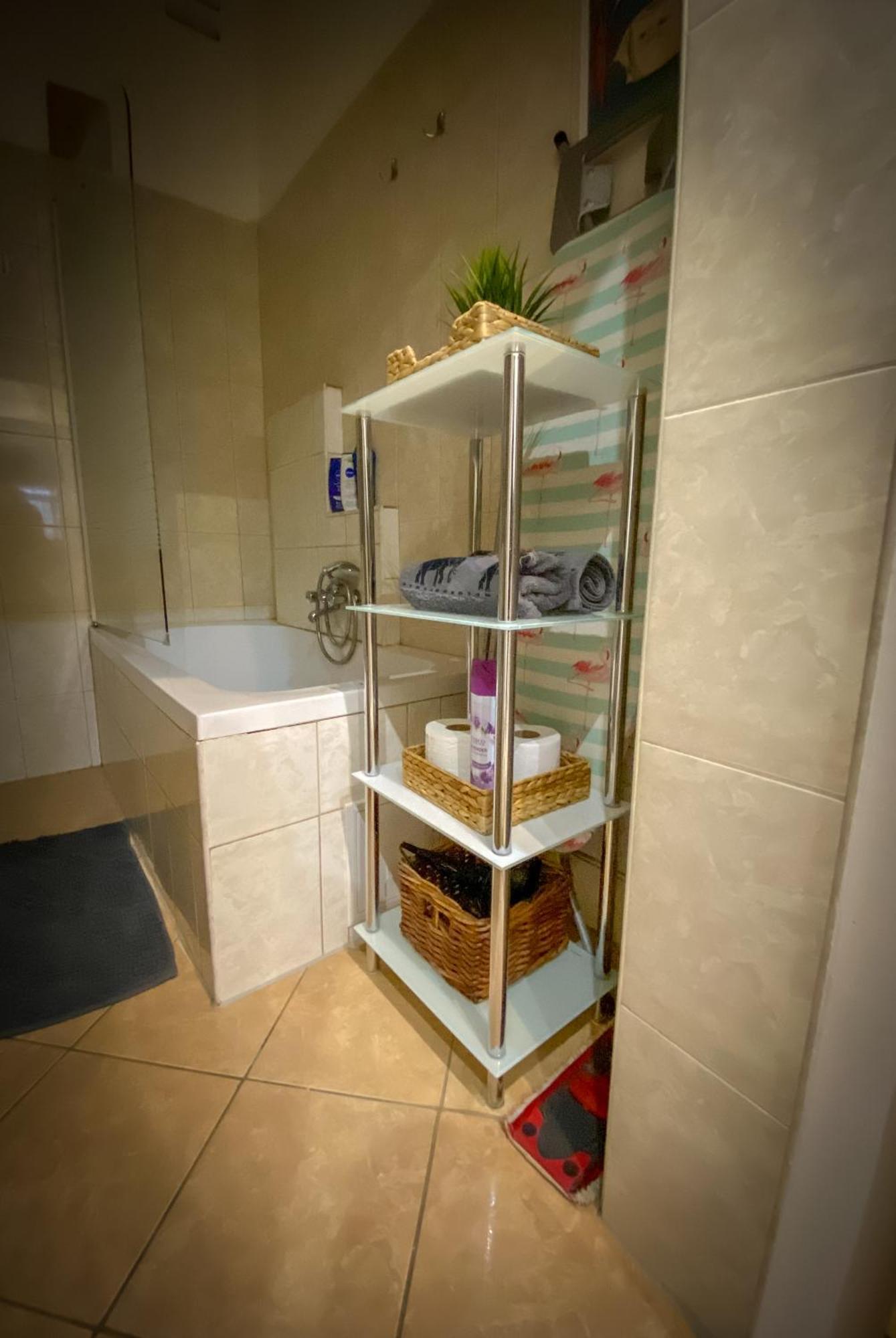גיור Lovely Central Apartment With Free Parking, Koezponthoz Koezeli 3 Szobas Lakas מראה חיצוני תמונה